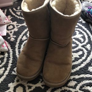 Woman’s ugg short boots